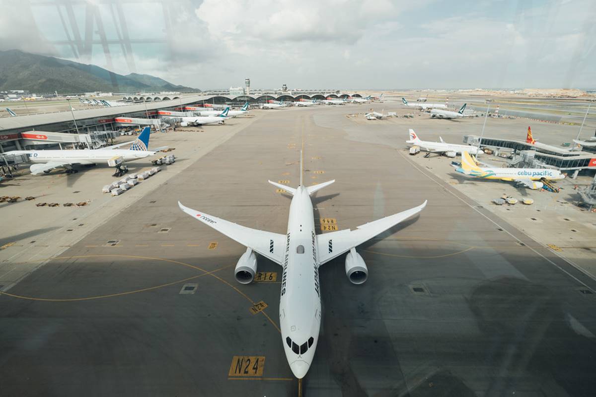 站在天際走廊看出去的停機坪風景,可把飛機看得一清二楚。(圖/羅賓的攝影漫步提供)