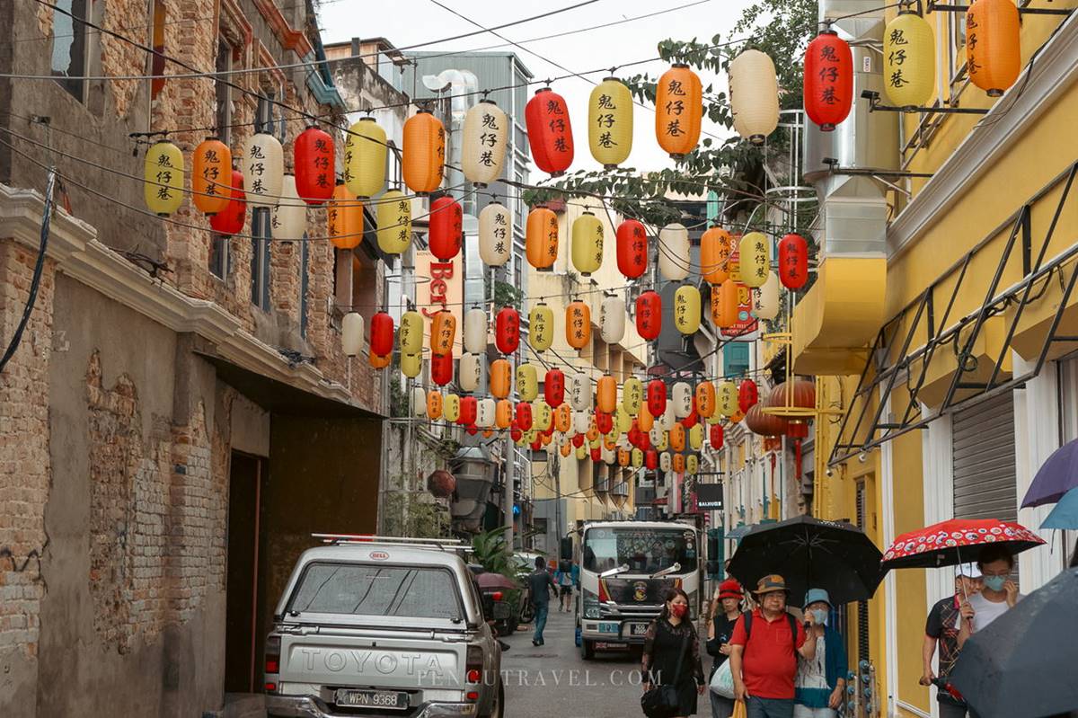 「鬼仔巷Kwai Chai Hong」是近年人氣漸增的吉隆坡景點,加上多間潮流酒吧餐館進駐,相當受到年輕人歡迎。(圖/翻攝自食尚部落客@Pengu Travel)