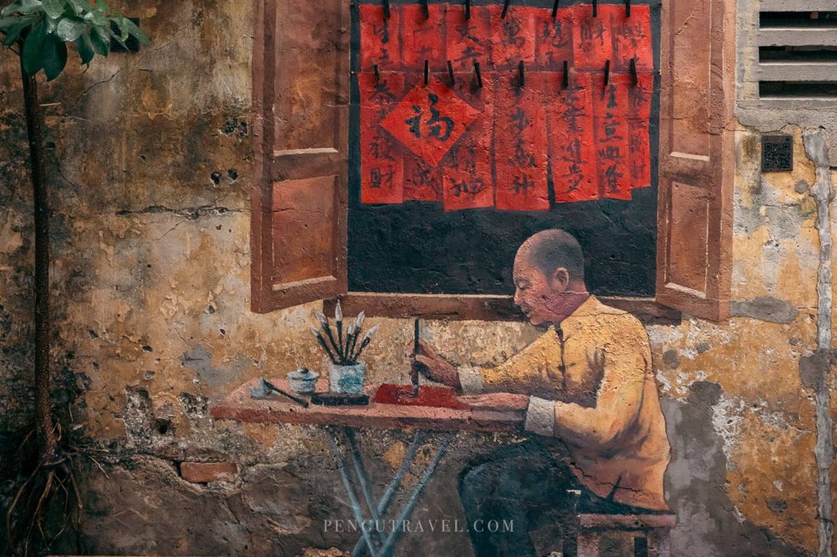 鬼仔巷壁畫描繪著1960年代的當地華人生活,可以看到書法家、拉二胡的阿伯、風俗女郎等,每個人物都有各自的故事。(圖/翻攝自食尚部落客@Pengu Travel)