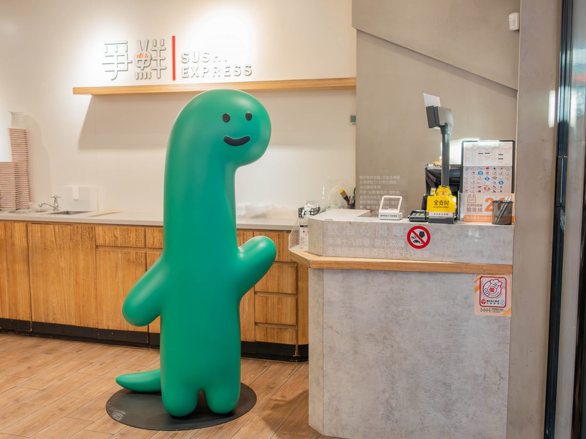 這次還有160公分高的BRACHIO快閃現身「爭鮮迴轉壽司－台北林森店」。（圖／爭鮮提供）