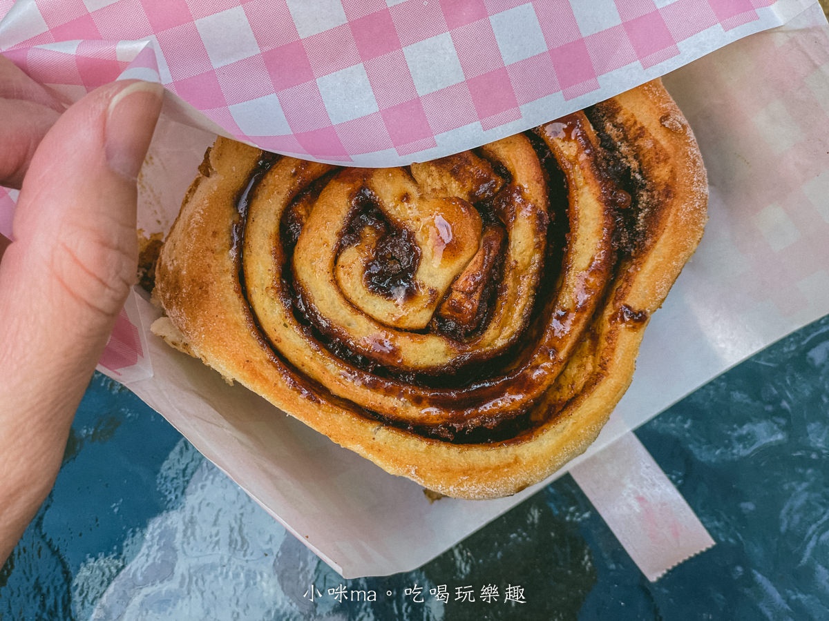 口味推薦特別的「香烤蘋果」(100元),使用紐西蘭富士蘋果當內餡,可以吃到一顆顆的蘋果肉丁。(圖/小咪ma.吃喝玩樂趣提供)