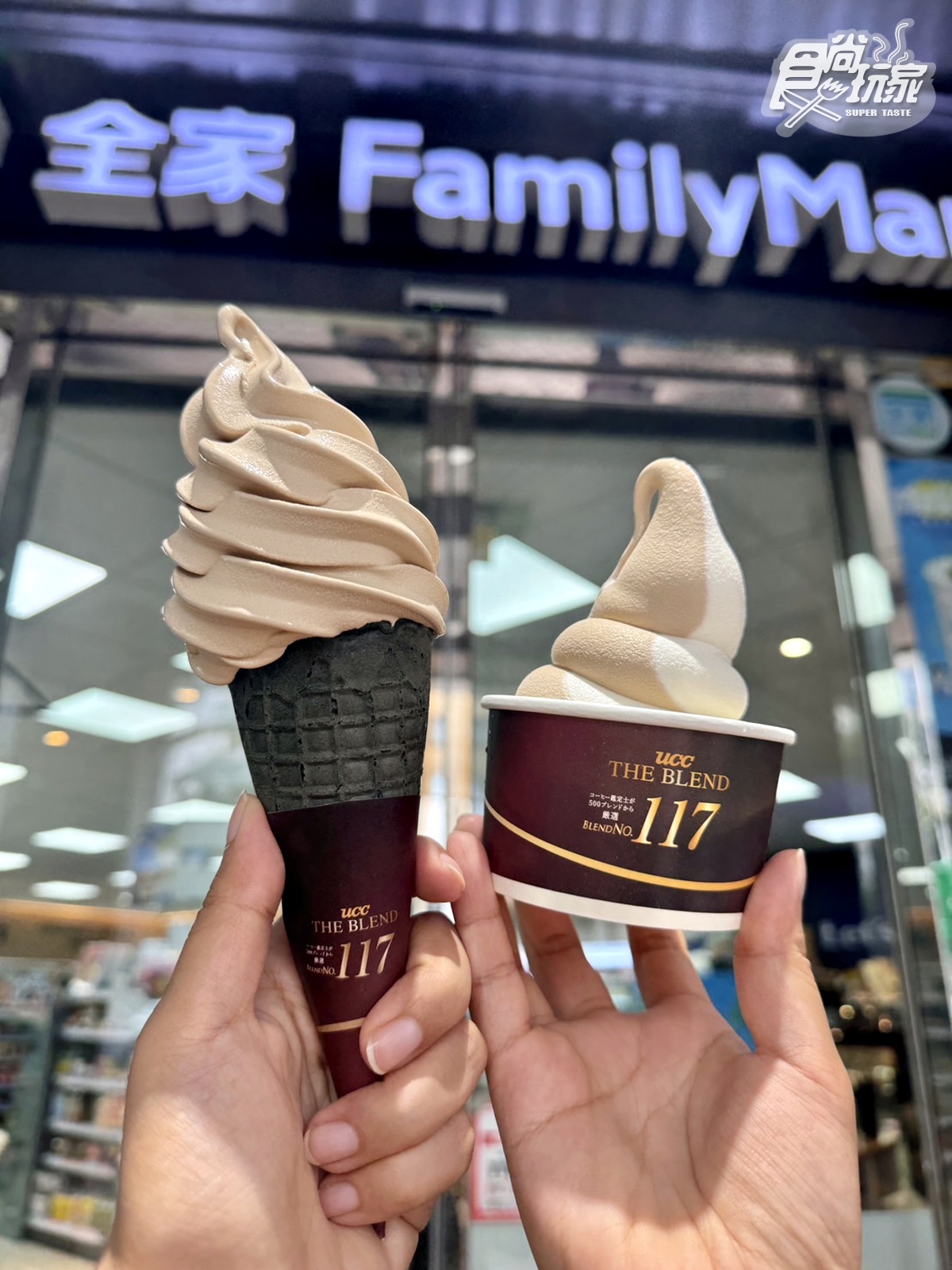 這次也特別有專屬黑色Waffle餅皮,以及酒紅色系的輕奢感UCC聯名杯款可打卡。(圖/陳倍玉攝)