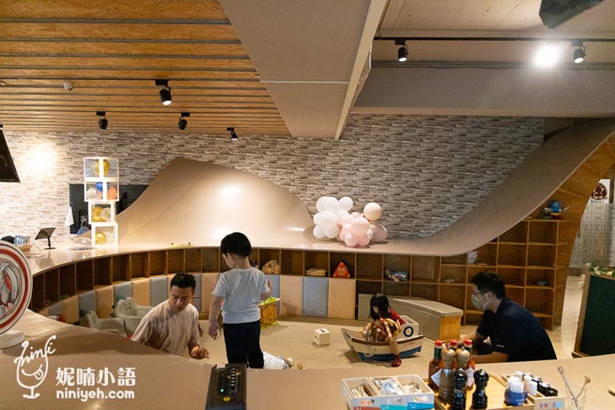 餐廳依照年齡層劃分不同遊戲區,讓小孩盡情放電。(圖/妮喃小語提供)