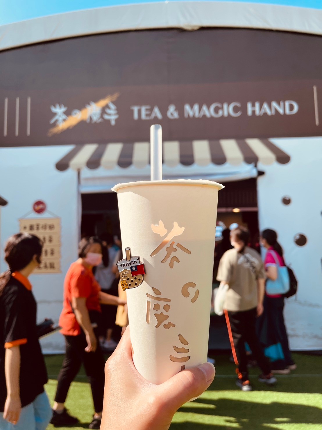 10/10至10/13在茶之魔手展館購買5杯國宴珍奶,可免費獲得限量「2024魔手珍奶徽章」1枚。(圖/茶之魔手提供)