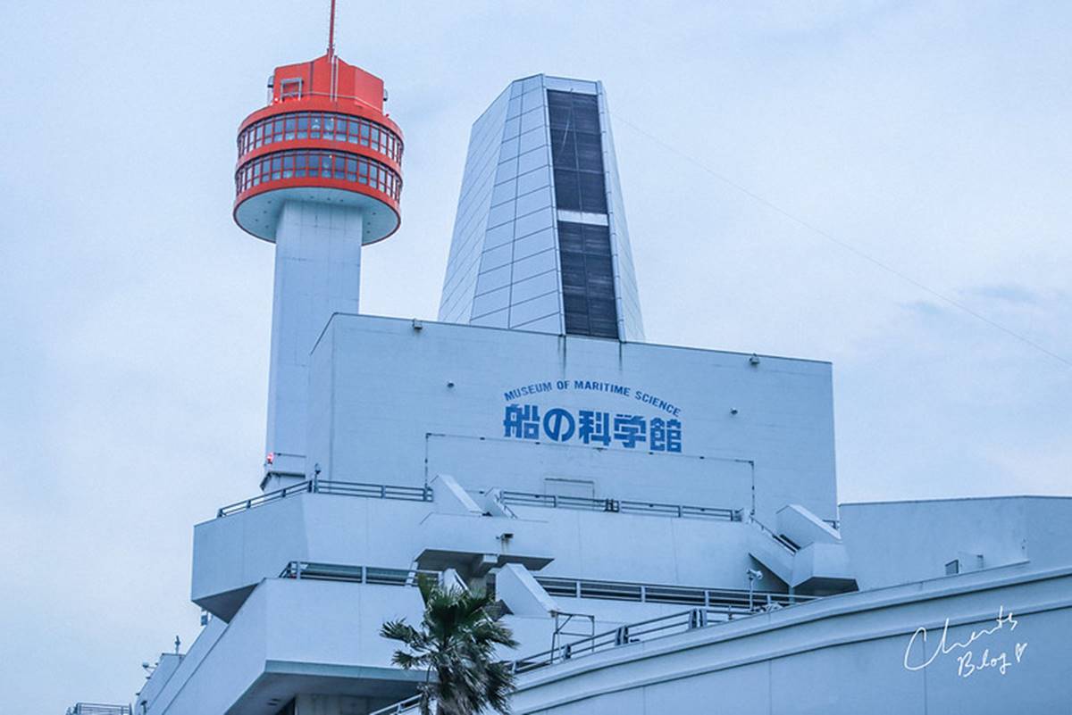 這棟彩虹大樓叫「The SOHO Odaiba」,從車站走過去大約要5~10分鐘。(圖/翻攝自食尚部落客@CHANTAL.L。旅攝日嚐)