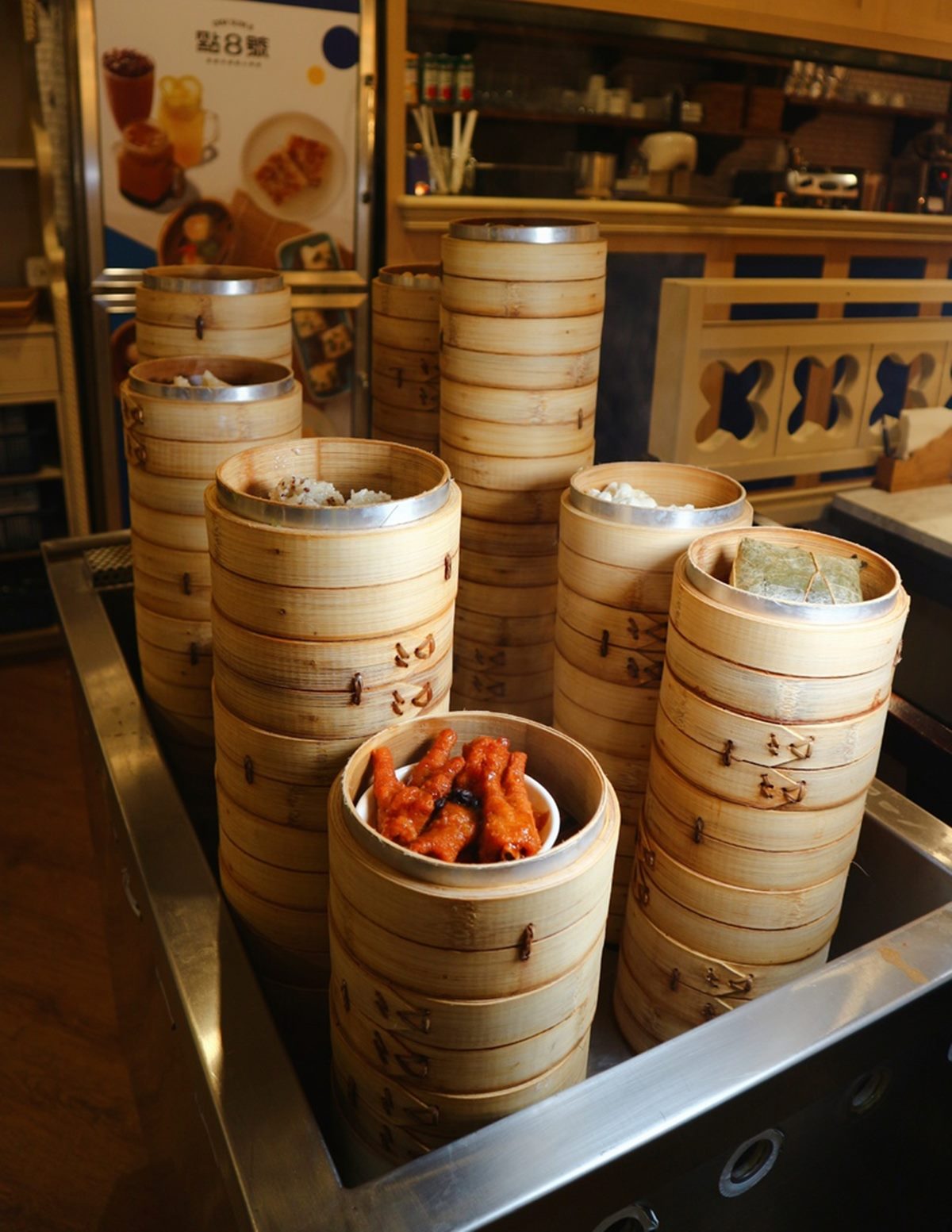 「點8號」大量採用台灣在地當令食材,還有超道地蒸籠推車。(圖/小美很愛嚐提供)