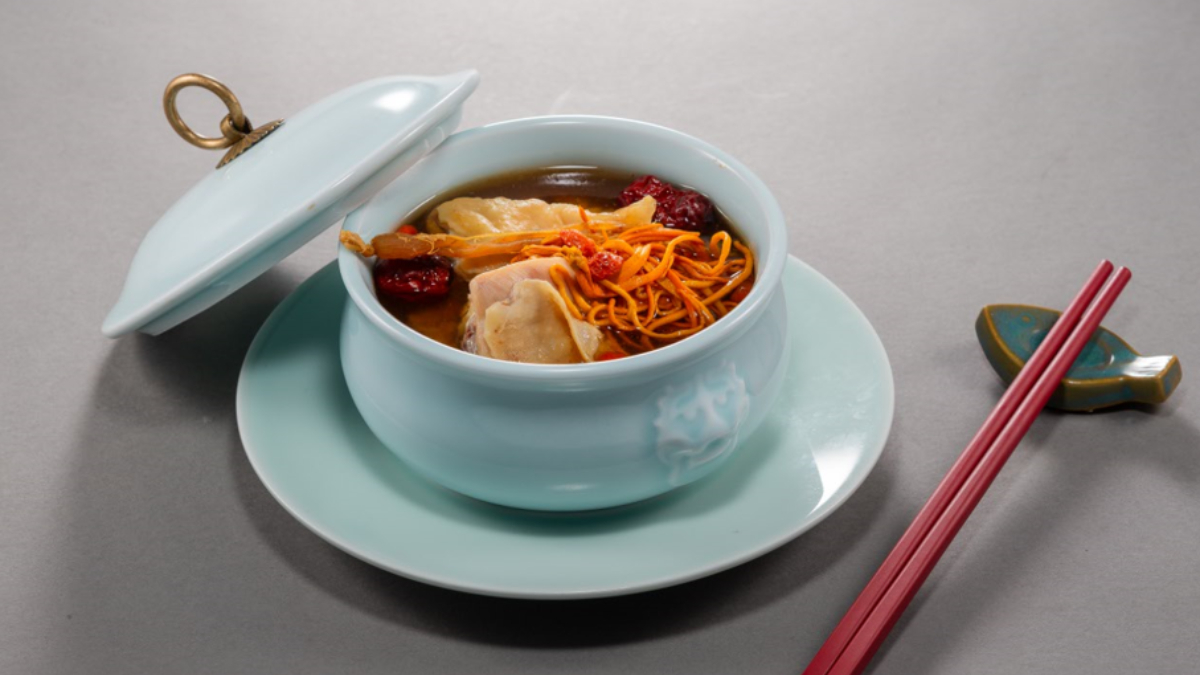 「點八粵」則是可以兌換「蟲草人蔘雞湯」(188元)。(圖/點八餐飲集團提供)