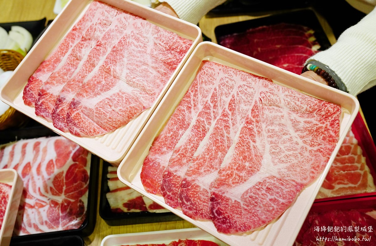招牌的日本A5和牛羽下肉，油花美極了。（圖／海綿飽飽的鳳梨城堡提供）