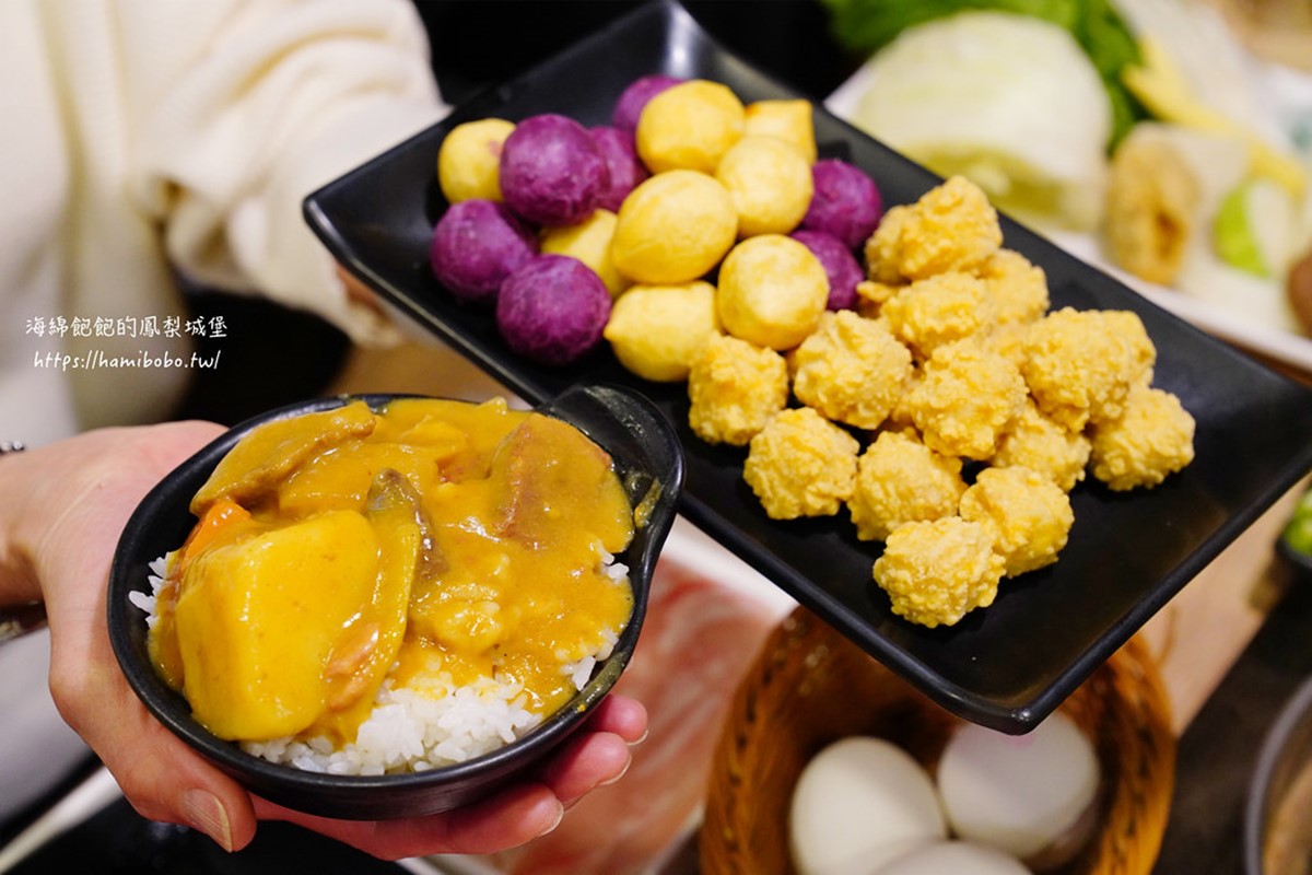 主食提供白飯、咖哩飯，炸物還有大人小孩都愛的雞米花跟地瓜球。（圖／海綿飽飽的鳳梨城堡提供）