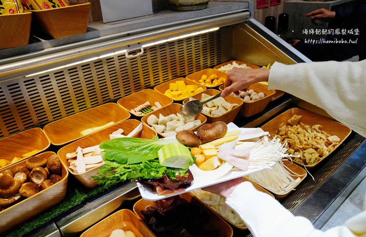 野菜區約有二十幾種火鍋料跟蔬菜任你夾。（圖／海綿飽飽的鳳梨城堡提供）