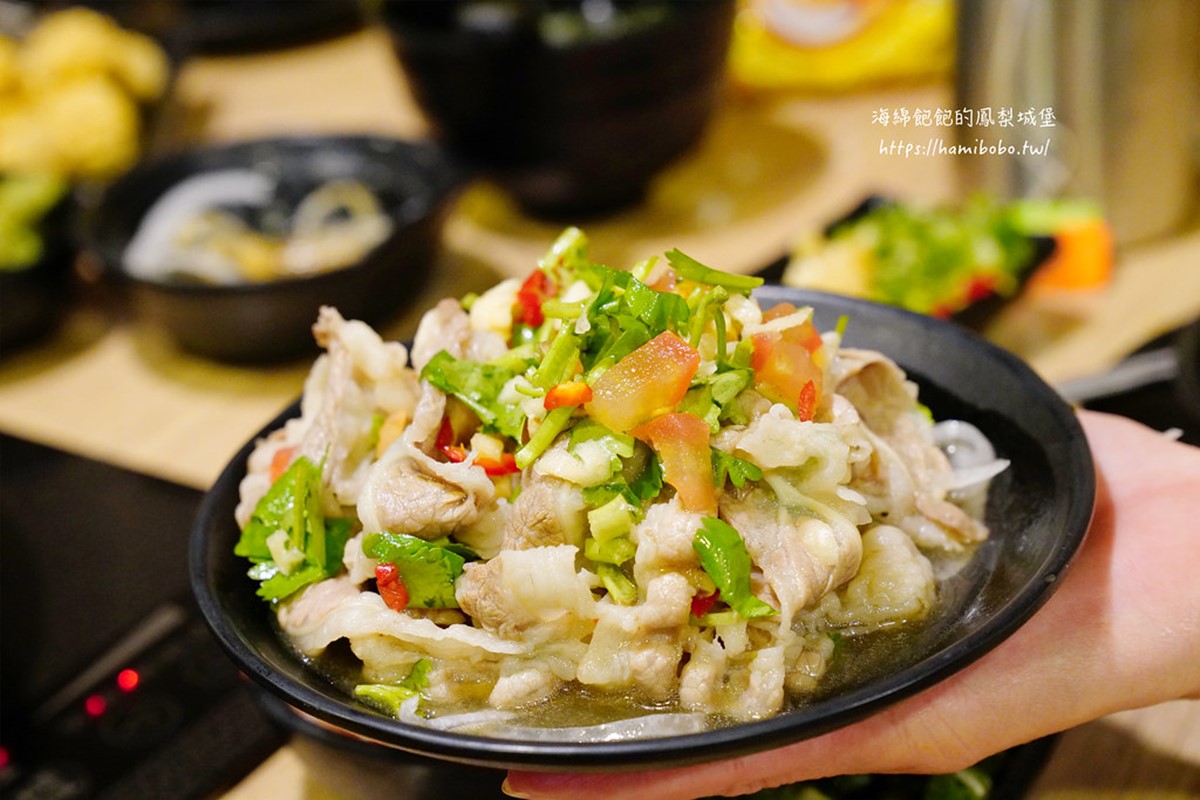 「泰式酸辣」是在醬料裡加入香菜跟番茄，滋味更唰嘴，微微的酸辣還有解膩的效果！（圖／海綿飽飽的鳳梨城堡提供）