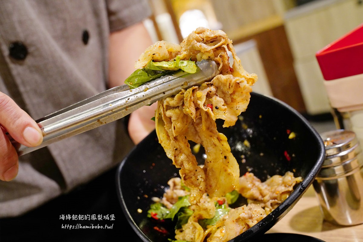 「三杯蔥蒜」是把肉片和蒜末、辣椒和超台的九層塔拌在一起。（圖／海綿飽飽的鳳梨城堡提供）