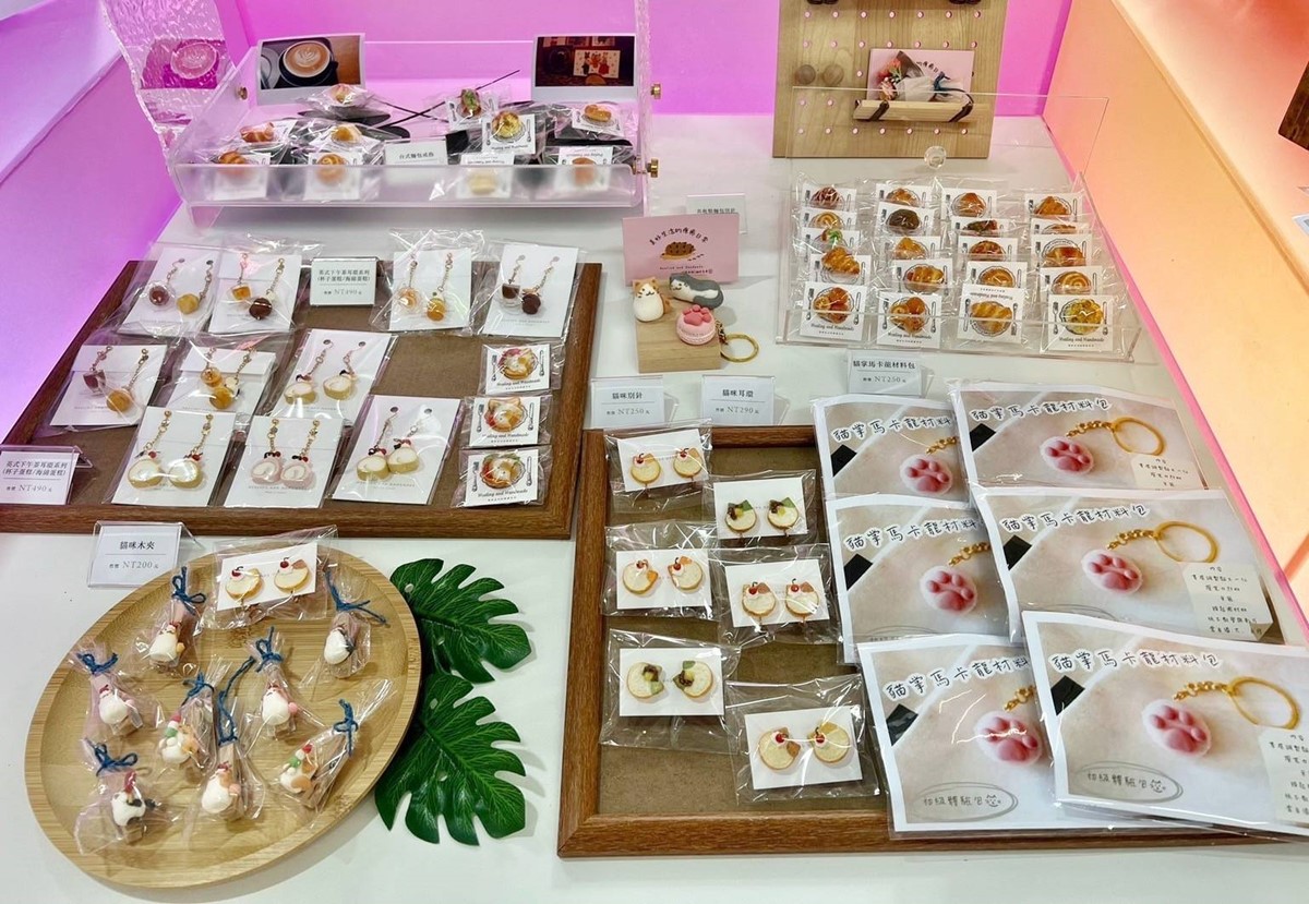 各式各樣的攤位,販售不同風格的精美飾品、逗趣裝飾小物。(圖/桃園市政府青年局提供)