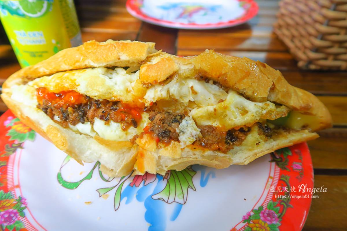 「Madam Khanh The Banh Mi Queen」的麵包口感,外皮薄酥、麵包體軟嫩,咬下會有喀滋的聲音。(圖/遇見天使Angela提供)