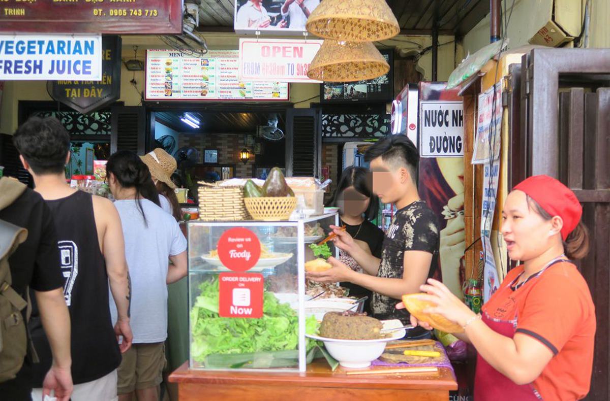 Banh Mi Phuong的門口有3個麵包製作區,由於內用、外帶的人潮都很多,因此多個工作區才能負荷人潮。(圖/遇見天使Angela提供)