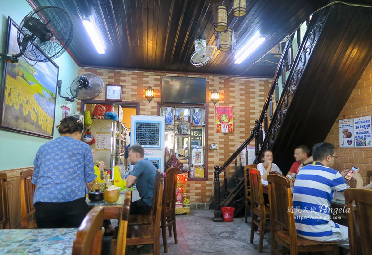 Banh Mi Phuong的門口有3個麵包製作區,由於內用、外帶的人潮都很多,因此多個工作區才能負荷人潮。(圖/遇見天使Angela提供)