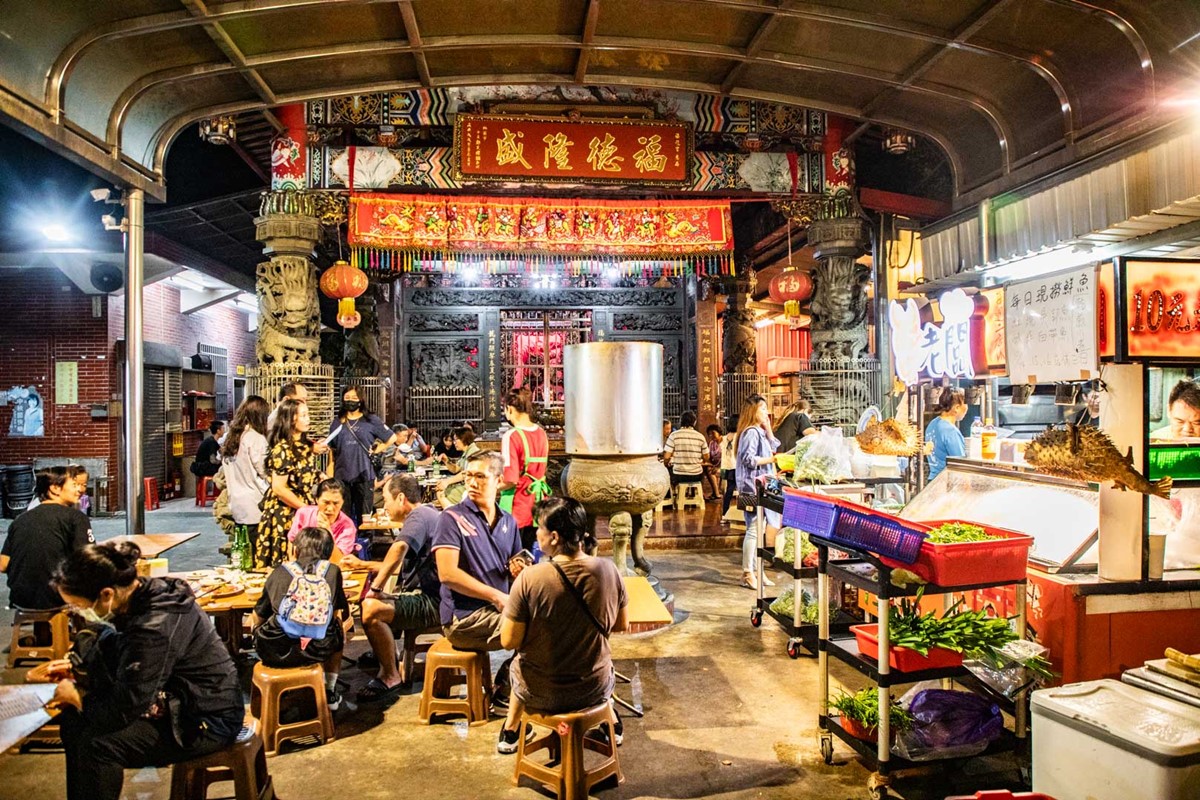 白天看似平凡的土地公廟,一到晚上就會變成人聲鼎沸的熱炒店,相當特別。(圖/大手牽小手。玩樂趣提供)