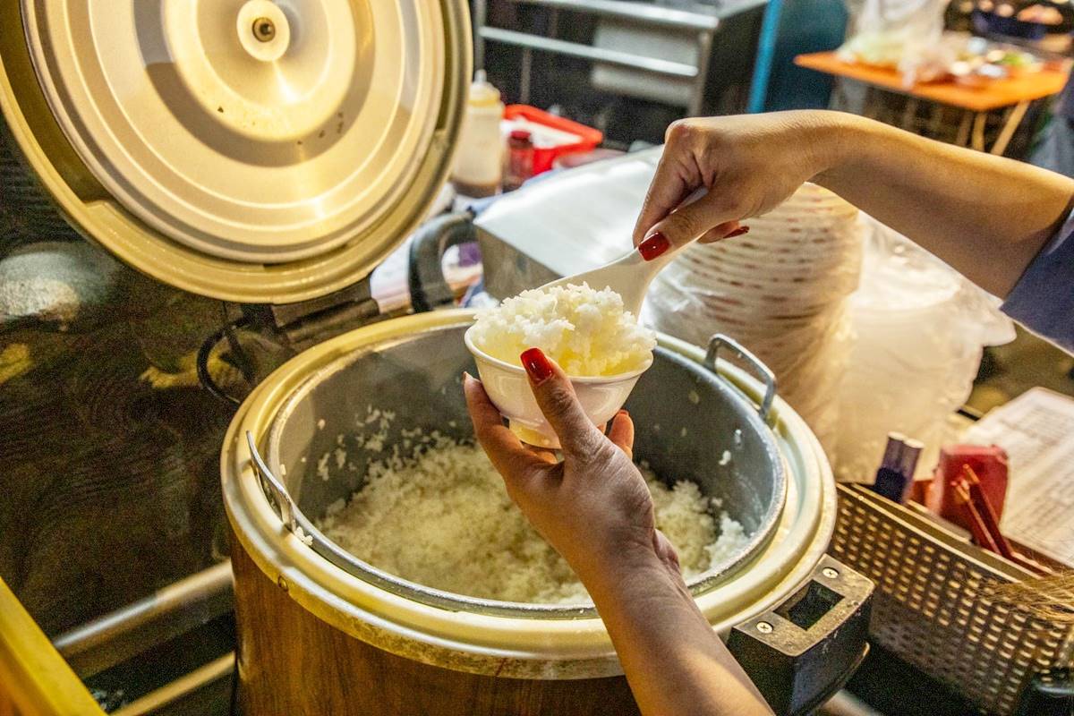 內用提供免費白飯吃到飽,人情味滿滿。(圖/大手牽小手。玩樂趣提供)