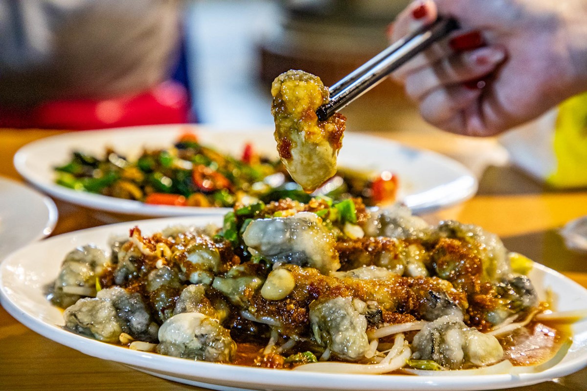 「蒜泥鮮蚵」(200元)雖然裹粉較厚,但鮮蚵本身都算大顆,飽滿且多汁。(圖/大手牽小手。玩樂趣提供)
