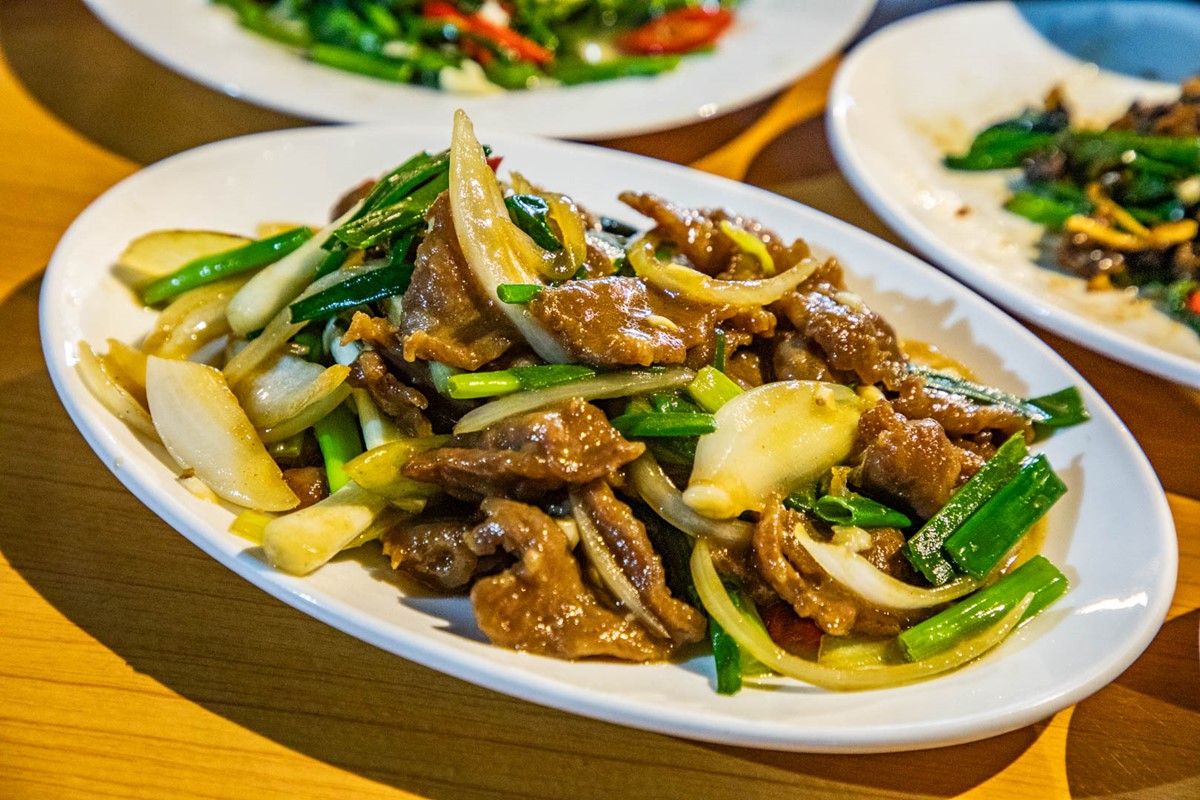 「蔥爆牛肉」(180元)吃得出大火爆炒的蔥香與鮮甜,牛肉也挺嫩的。(圖/大手牽小手。玩樂趣提供)