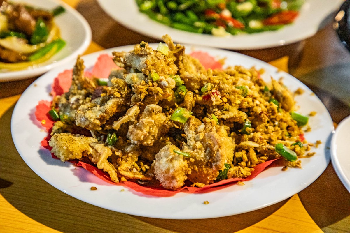 「椒鹽一口蟹」(180元)炸得酥香,鮮甜蟹肉配上蒜酥超唰嘴。(圖/大手牽小手。玩樂趣提供)