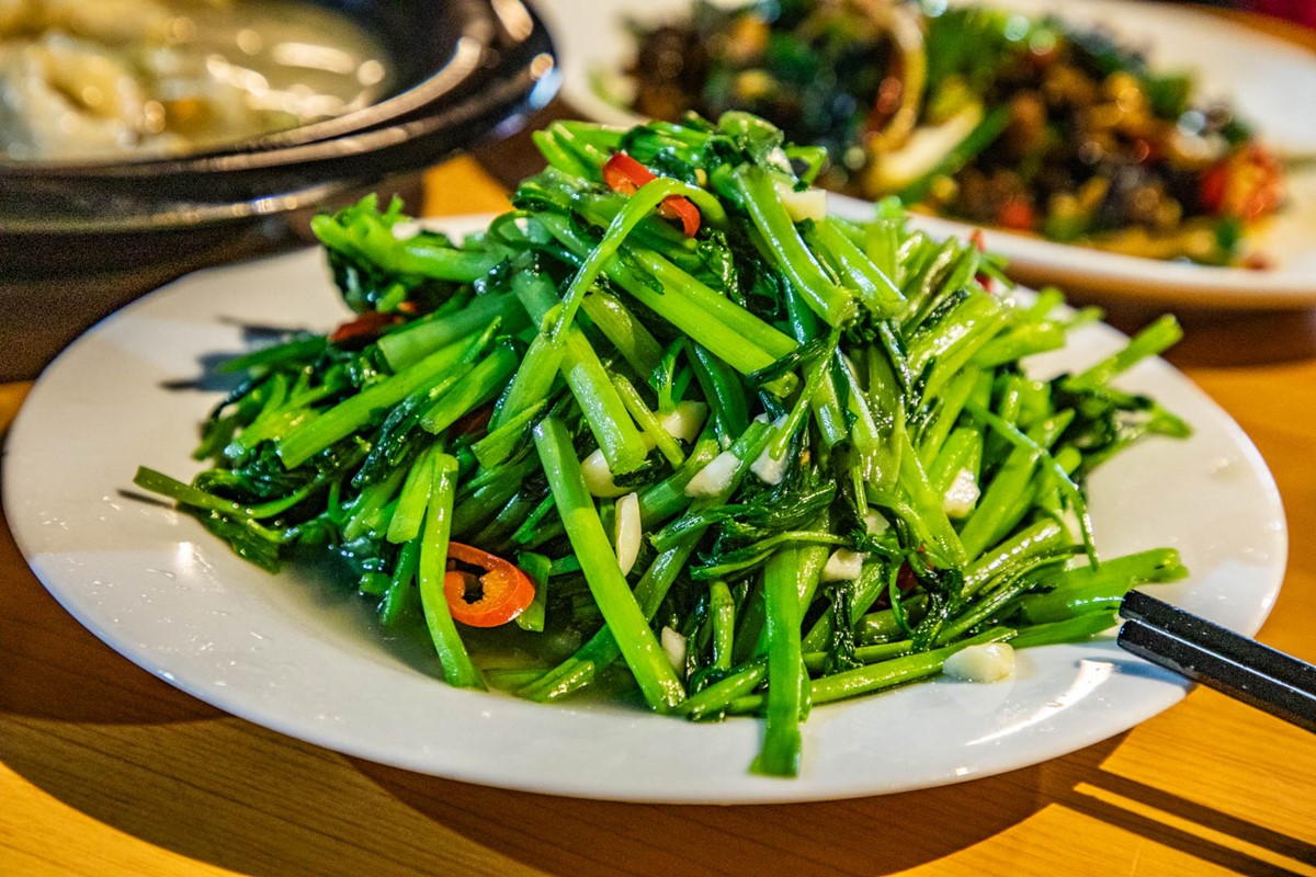 「炒空心菜」口感爽脆,簡單的美味好吃無雷。(圖/大手牽小手。玩樂趣提供)