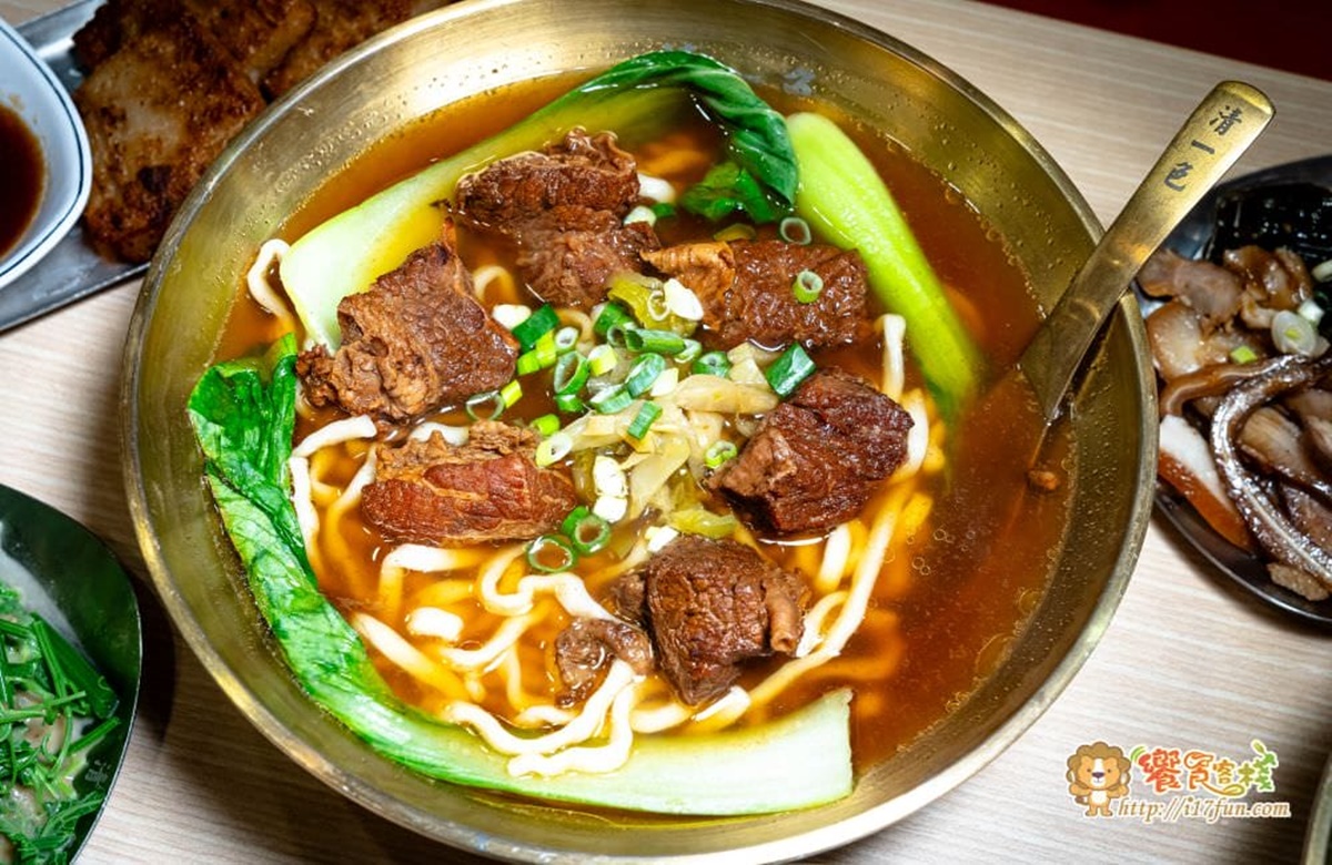 首推招牌「紅燒牛肉麵」（150元），選用的牛腩肉非常有誠意，基本分量就有６塊。（圖／饗食客棧。淘氣猴VS肥獅子的旅食天堂提供）