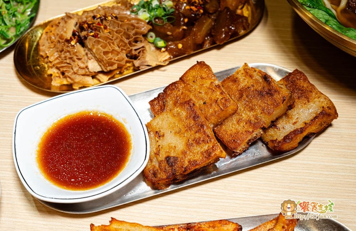 「港式蘿蔔糕」（80元），外層煎得酥脆金黃，內部卻軟嫩滑順。（圖／饗食客棧。淘氣猴VS肥獅子的旅食天堂提供）