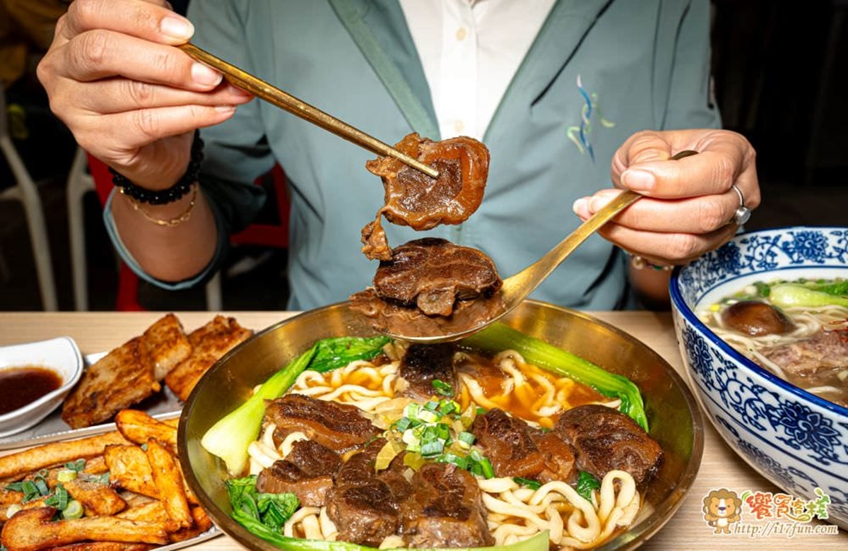 「肉多多軟嫩牛肉麵」（260元），霸氣放滿10塊牛腱肉，肉質軟嫩且帶筋。（圖／饗食客棧。淘氣猴VS肥獅子的旅食天堂提供）