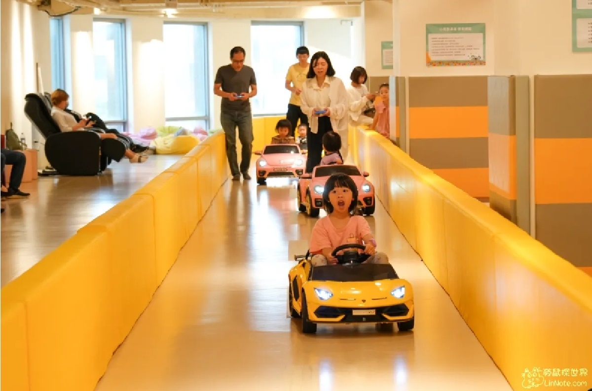 開賽車是大熱門,假日來玩基本上都要排隊。(圖/勞鼠探世界提供)