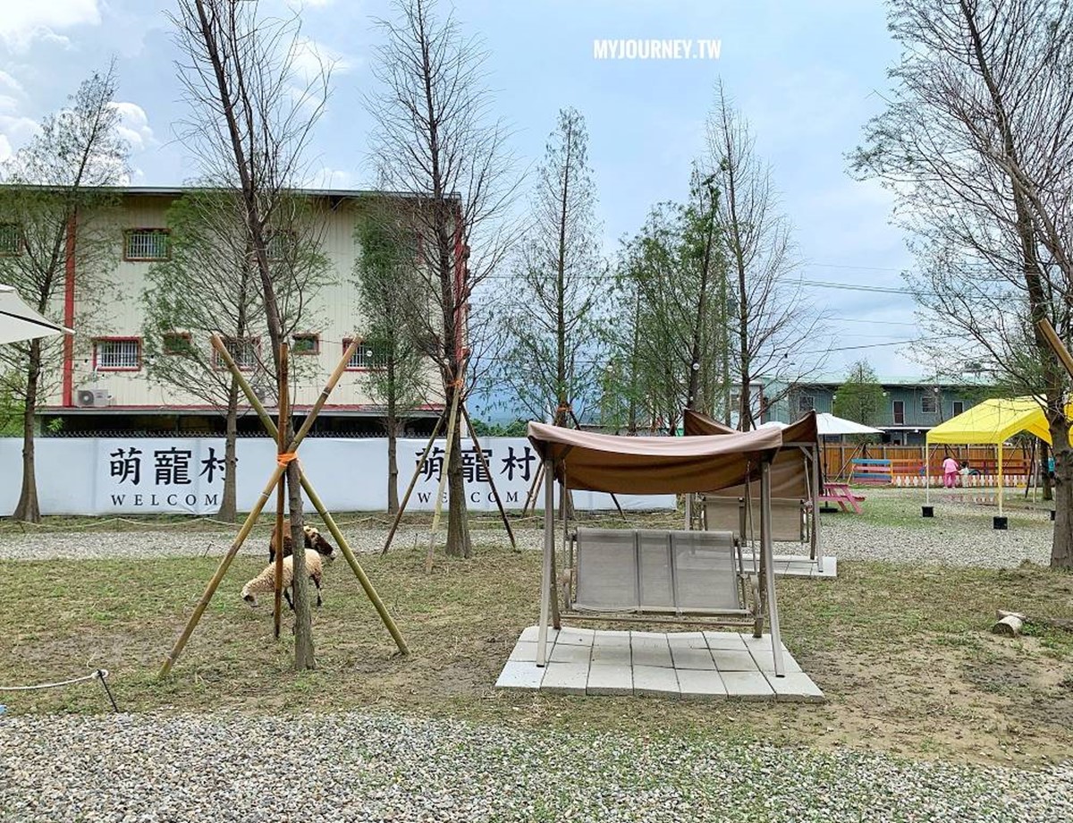 農場裡搭了不少帳蓬,營造出野營風格,順便幫動物們遮陽,還滿好拍照的。(圖/翻攝自食尚部落客@可大王愛旅行)