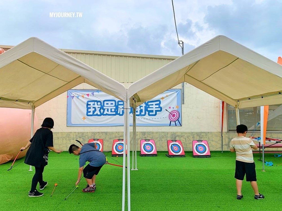 「我是神射手」提供2種不同大小的弓箭,讓大小朋友一展身手。(圖/翻攝自食尚部落客@可大王愛旅行)