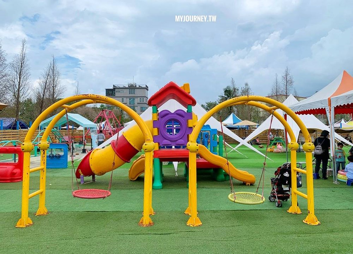 草皮上還有溜滑梯、盪鞦韆等,簡直就是小型的親子公園。(圖/翻攝自食尚部落客@可大王愛旅行)