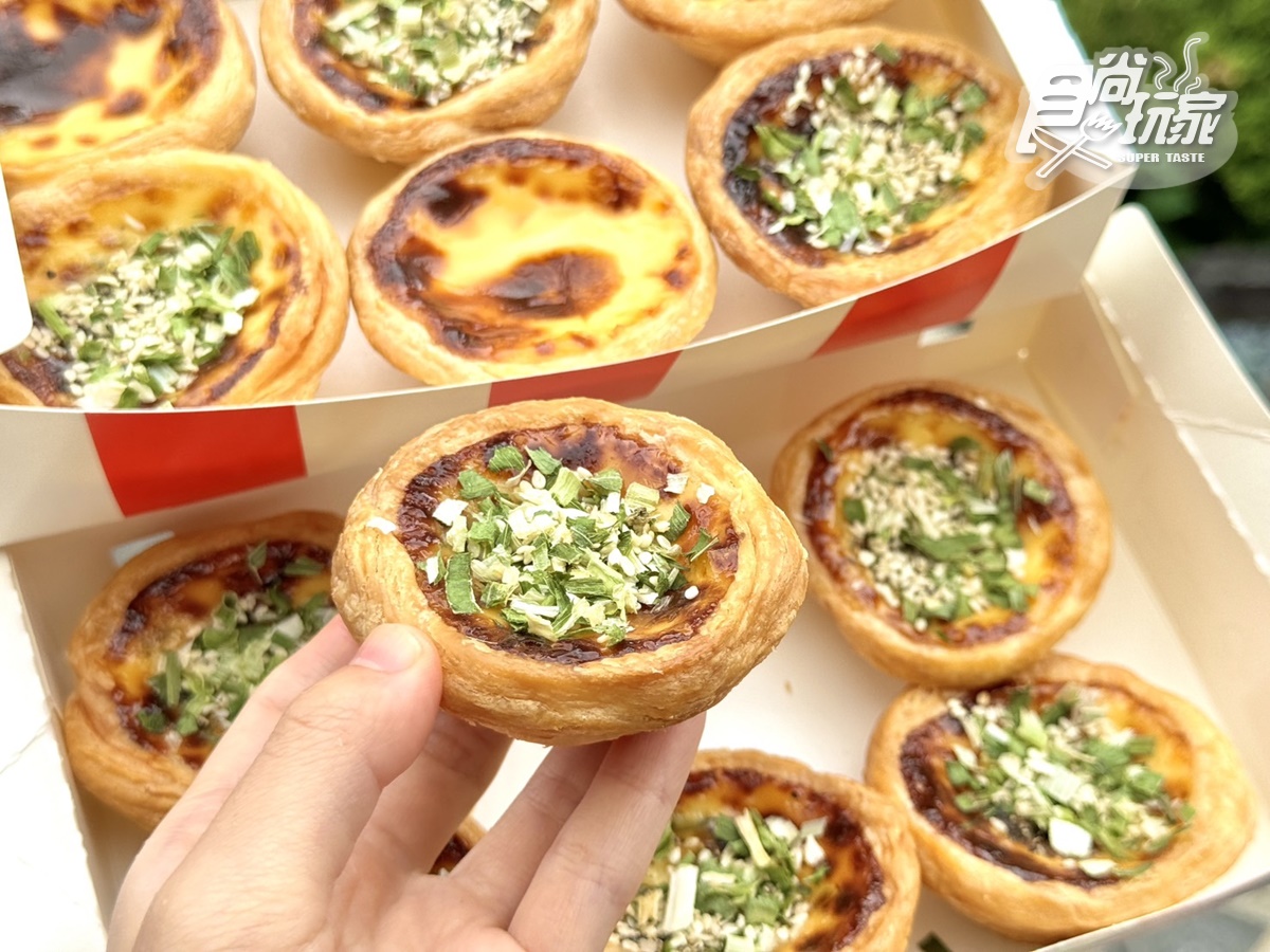 蛋塔上撒滿蔥花,搭配胡椒蔥肉的鹹香,口感層次超豐富。(圖/張庭瑄攝)
