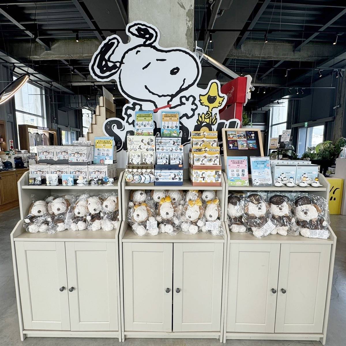 店內有各式各樣的史努比周邊商品,其中又以「史努比x星宇航空」聯名系列最吸睛。(圖/棧貳庫提供)