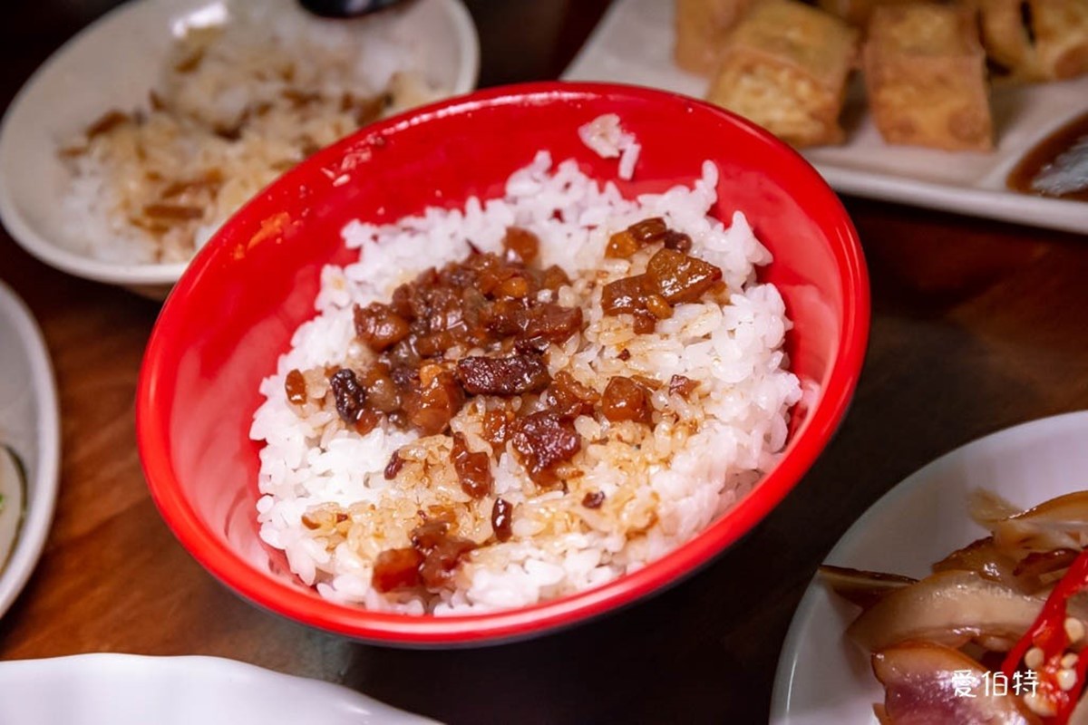 「滷肉飯」口味偏甜，主食還有肉燥飯、鵝肉飯可選擇。（圖／食尚部落客＠愛伯特吃喝玩樂全記錄提供）