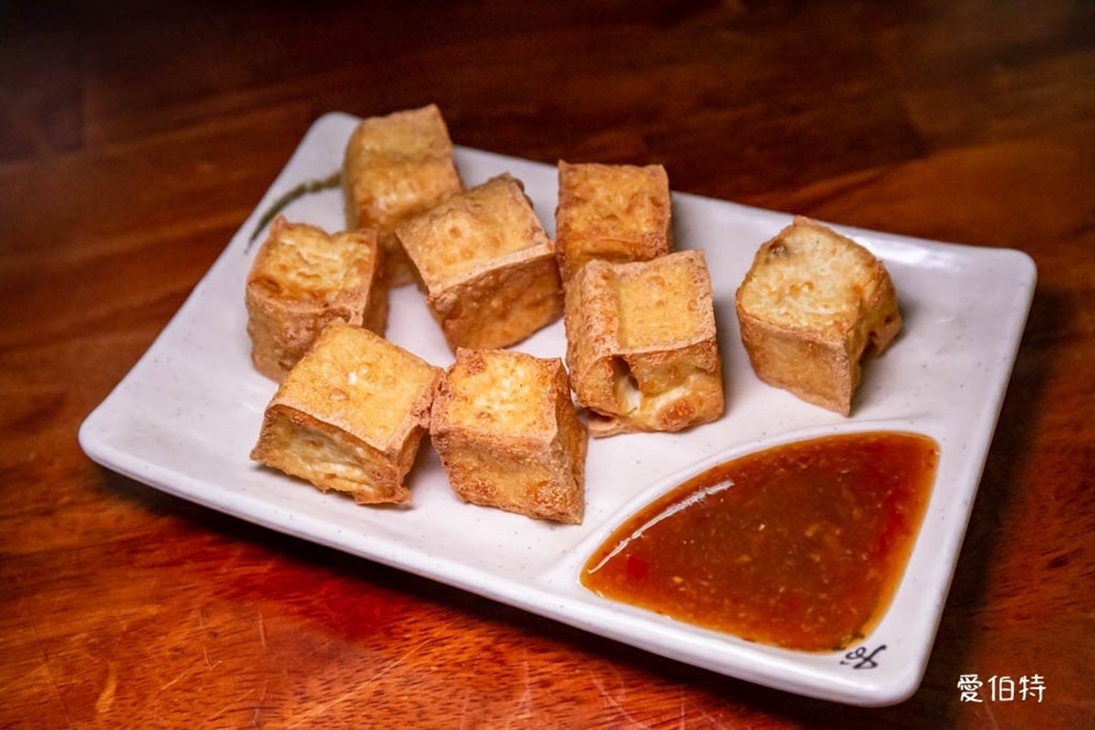 「炸豆腐」單吃就很棒，沾上滿滿蒜醬更銷魂！（圖／食尚部落客＠愛伯特吃喝玩樂全記錄提供）