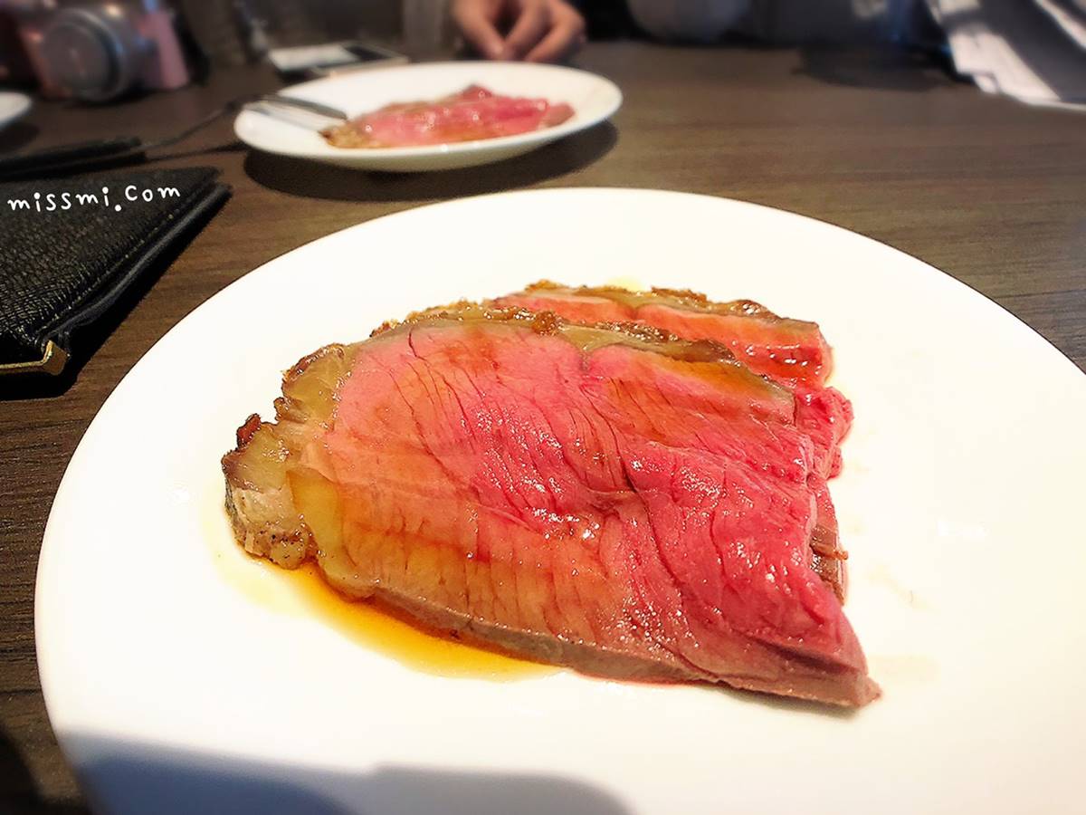 餐廳內自助餐共有超過50種料理,除了現切的嫩烤牛肉外(上圖),還有新鮮的海鮮、多種甜點。(圖/蜜絲米的散步生活提供)