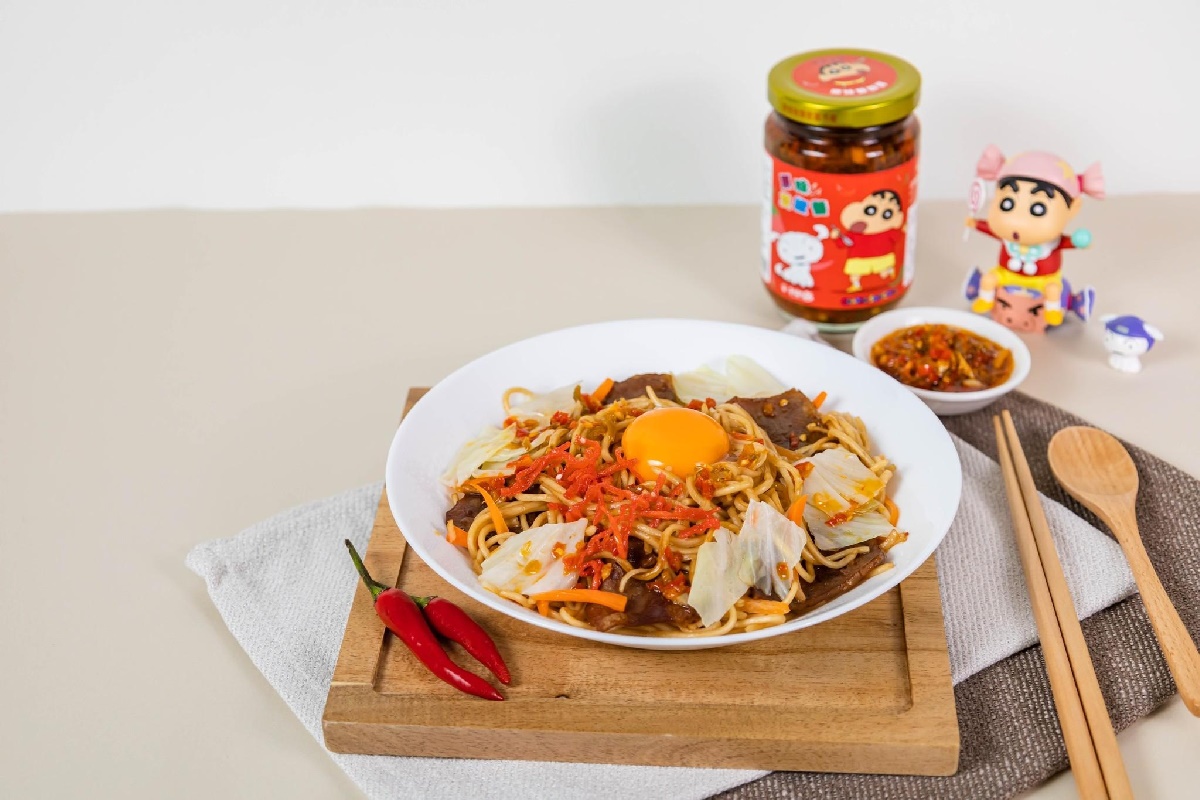 自上市後銷售破百萬瓶的「扒扒飯」，推出全新的蠟筆小新系列，共有「雙椒醬」與「泰式檸檬雙椒醬」兩種選擇。（圖／翻攝自扒扒飯）