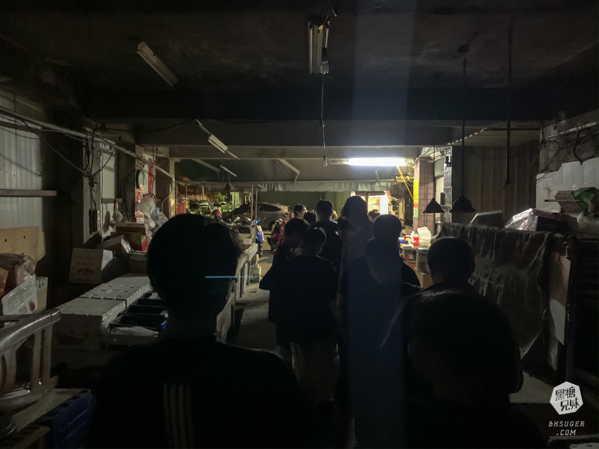 用餐區簡單設置在馬路邊,看似人潮不多,事實上排隊人潮都在隔壁巷子裡,人氣超高。(圖/翻攝自黑糖兄妹食樂主義)