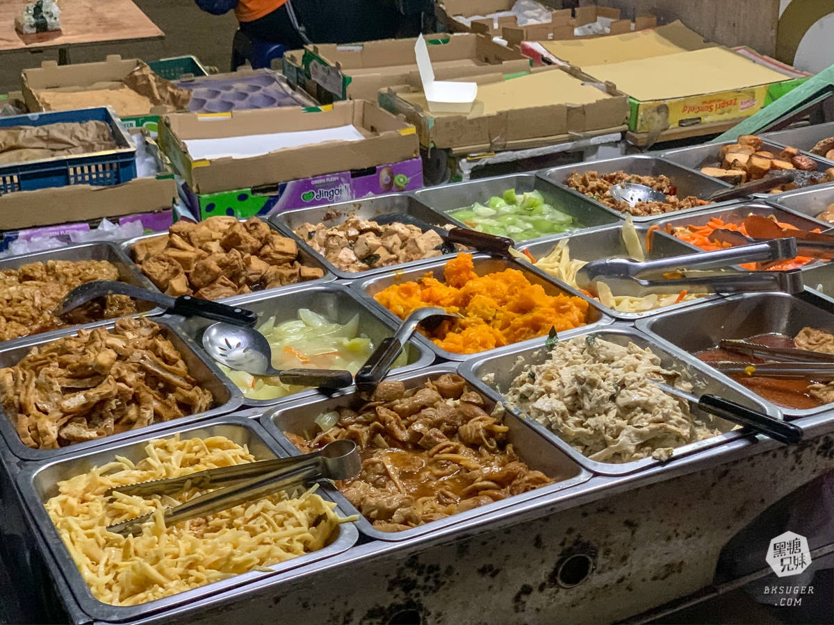 5元的菜量就有一大湯匙,想吃多一點也能直接點10元。(圖/翻攝自黑糖兄妹食樂主義)