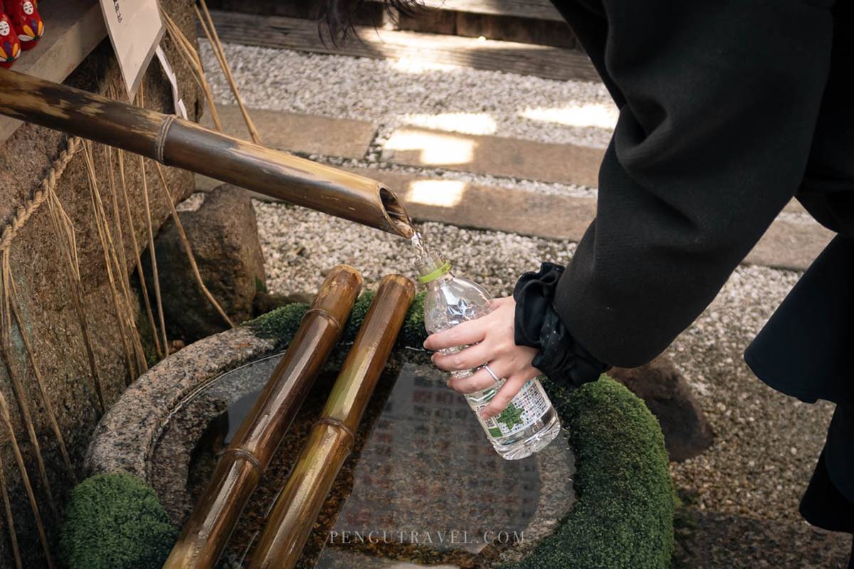 神社裡的「天之真名井」名列「洛陽七名水」之一,傳說掛上繪馬、喝下天之真名井的神水誠心許願就能實現,當天也看到不少女生帶著瓶子來裝水。(圖/Pengu Travel 提供)