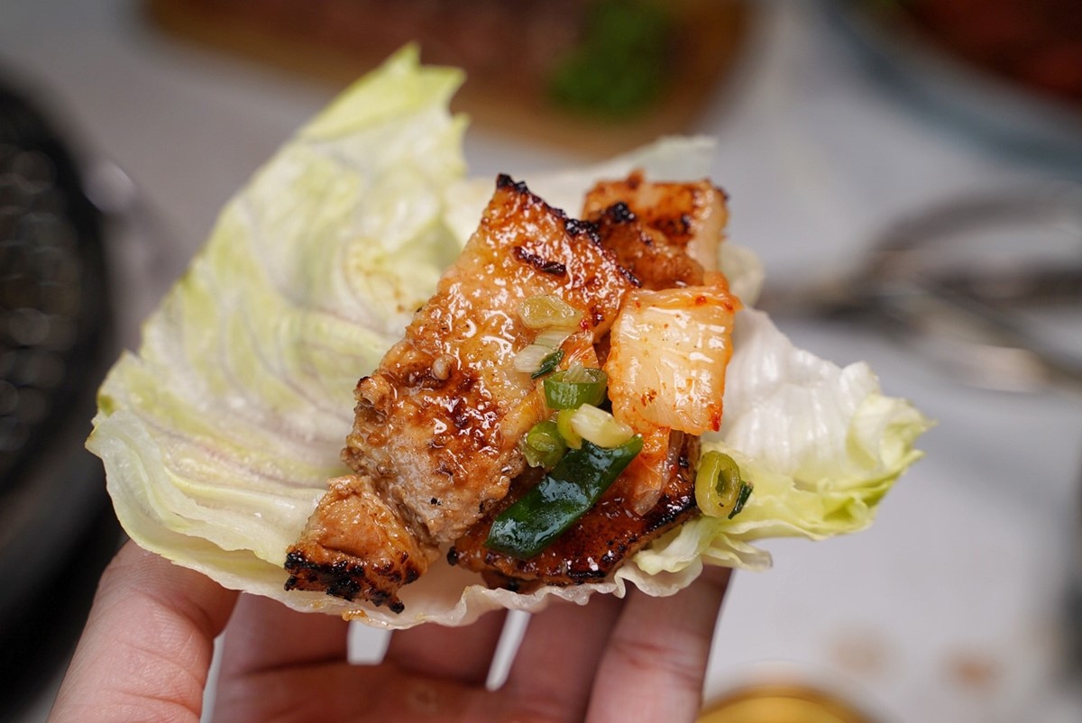韓式豬五花一定要搭配生菜、泡菜一起吃最對味!(圖/阿華田的美食日記提供)