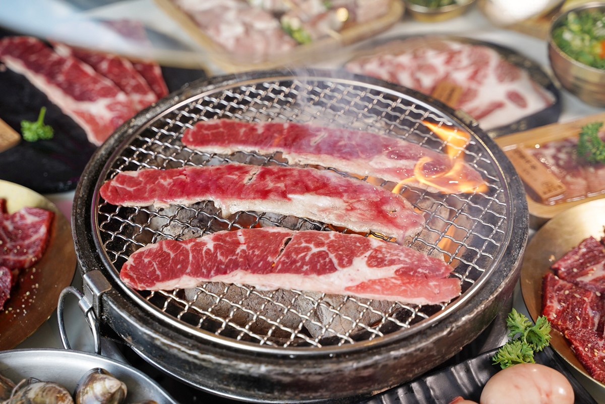 爽嗑大片的肉推薦這款「黑牛羽下」,口感鮮嫩、肉質甜。(圖/阿華田的美食日記提供)