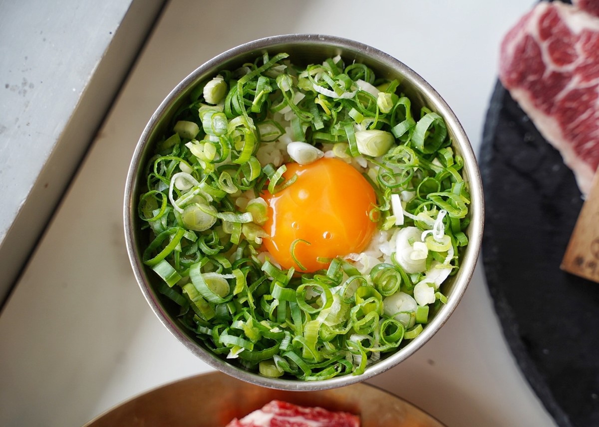 「蔥花月見飯」單吃、配燒肉都好吃。(圖/阿華田的美食日記提供)