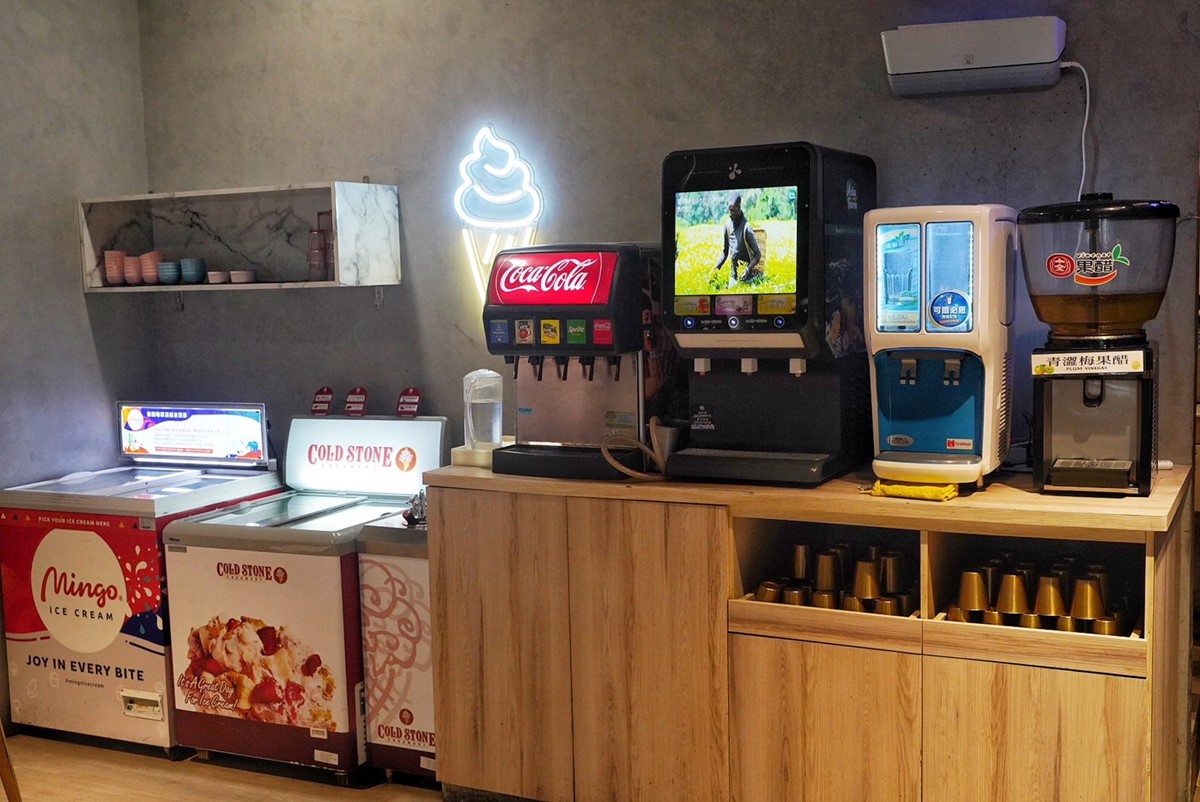 自助吧提供多種飲料、冰淇淋無限取用。(圖/阿華田的美食日記提供)