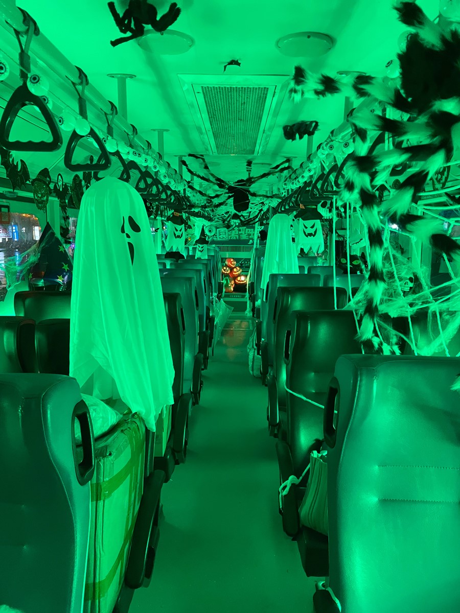 校車到了晚上則會開啟綠色幽光，氣氛變得緊張刺激，歡迎大家來試膽！（圖／桃園觀旅局提供）