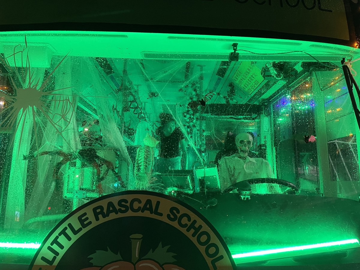 校車到了晚上則會開啟綠色幽光，氣氛變得緊張刺激，歡迎大家來試膽！（圖／桃園觀旅局提供）