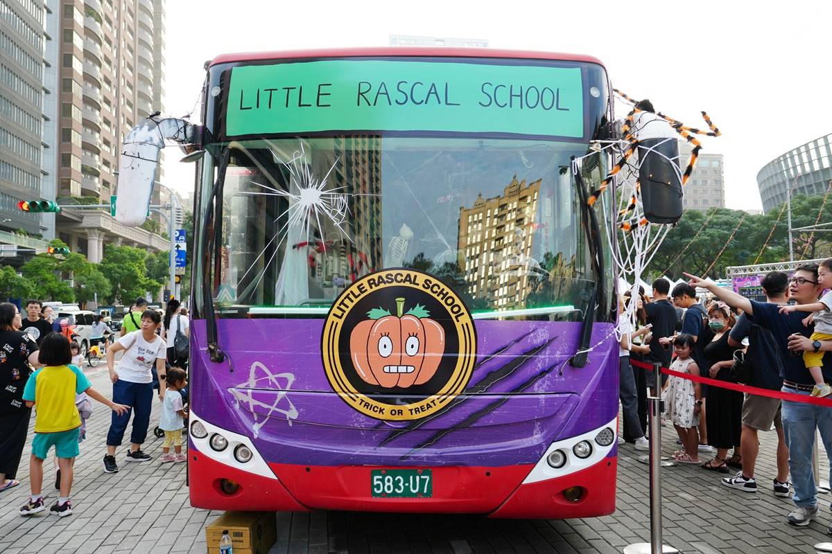 「搗蛋鬼校車」白天超可愛，吸引民眾圍觀搶拍。（圖／桃園觀旅局提供）