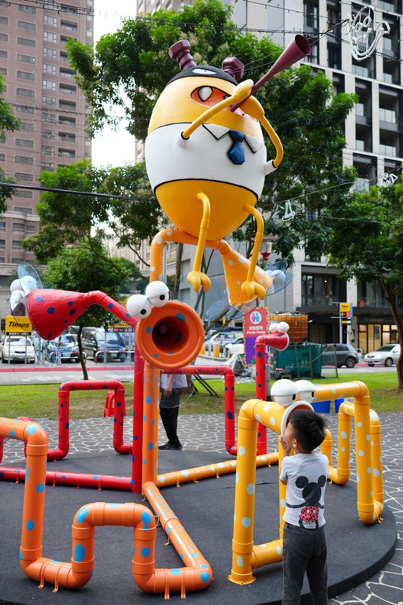 「惡作劇學院」班長「史蓋瑞」蒙面躲在樹上想搗蛋，大家可以透過造型傳聲筒想跟他對話。（圖／桃園觀旅局提供）